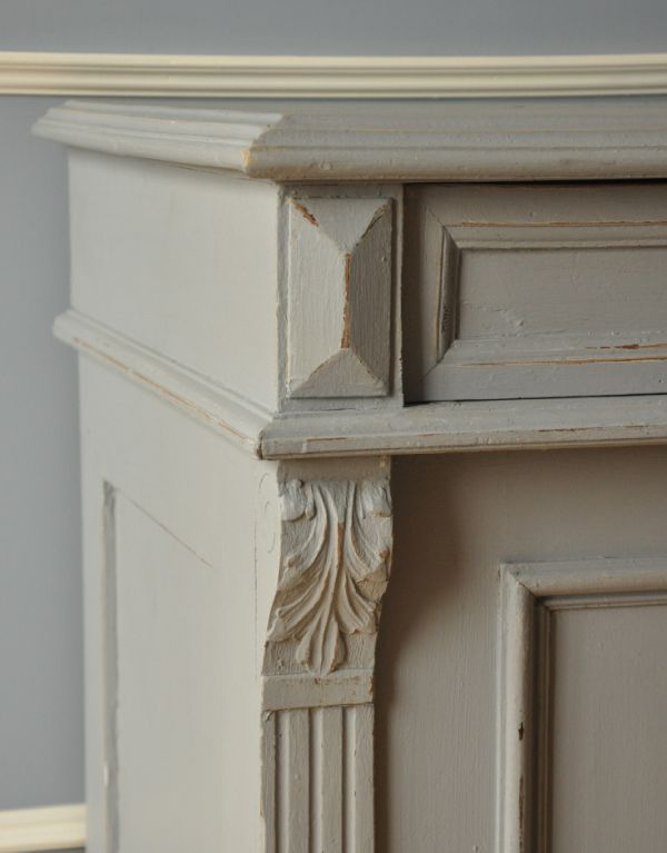 アンティークのキャビネット　アンティーク家具　フランスのアンティークペイント家具、色の素敵なキャビネット。隅々までしっかり装飾が施されています。(d-988-f-1)