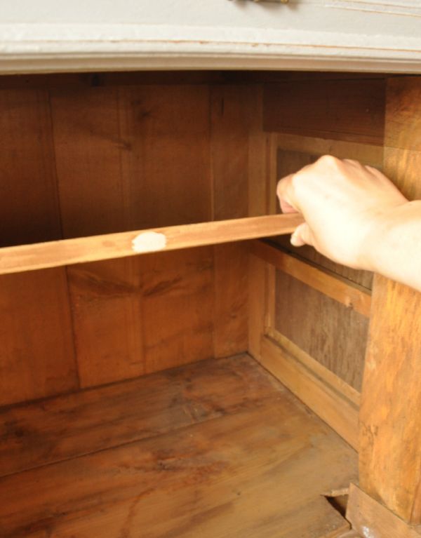 アンティークのキャビネット　アンティーク家具　フランスのアンティークペイント家具、色の素敵なキャビネット。棚板は可動します。(d-988-f-1)