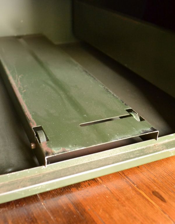 ウォールシェルフ・ウォールハンガー　アンティーク家具　アンティークの小さな家具、グリーン色のファイリングボックス。引き出しのレールが付いているので、ずれることなく開閉します。(d-997-f)