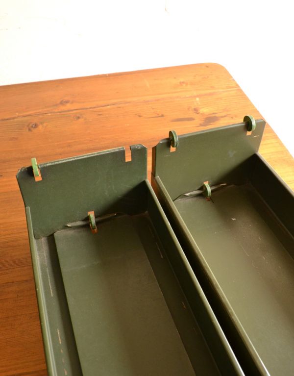 ウォールシェルフ・ウォールハンガー　アンティーク家具　アンティークの小さな家具、グリーン色のファイリングボックス。引き出しには、ローラーが付いています。(d-997-f)