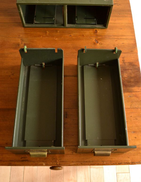 ウォールシェルフ・ウォールハンガー　アンティーク家具　アンティークの小さな家具、グリーン色のファイリングボックス。引き出しを抜き出すとこんな感じです。(d-997-f)