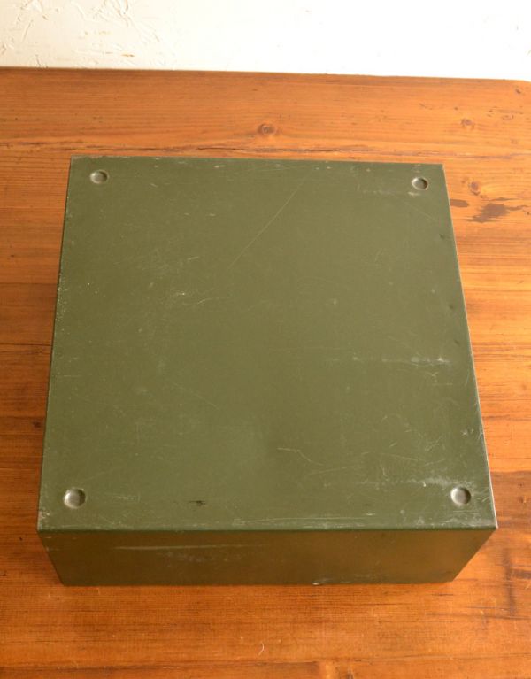 ウォールシェルフ・ウォールハンガー　アンティーク家具　アンティークの小さな家具、グリーン色のファイリングボックス。天板には写真などを飾ってもいいですし、携帯や時計を置く場所にしても便利です。(d-997-f)