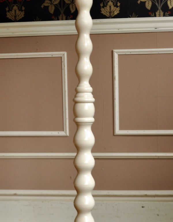 スタンドライト　照明・ライティング　ピンク色の布シェードが可愛い照明、アンティークのフロアランプ。スタンドは珍しいホワイトペイント！ぽこぽこっとしたデザインが可愛らしいです。(d-998-f)