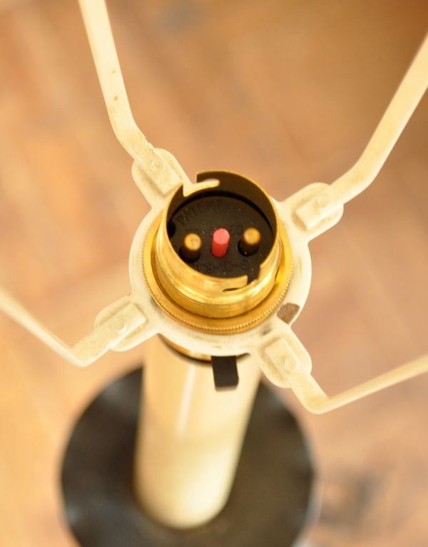 スタンドライト　照明・ライティング　エレガントな白い布シェードの照明、アイアンのアンティークフロアランプ。全てオーバーホールしてありますので、安心してお使いください。(d-999-f)