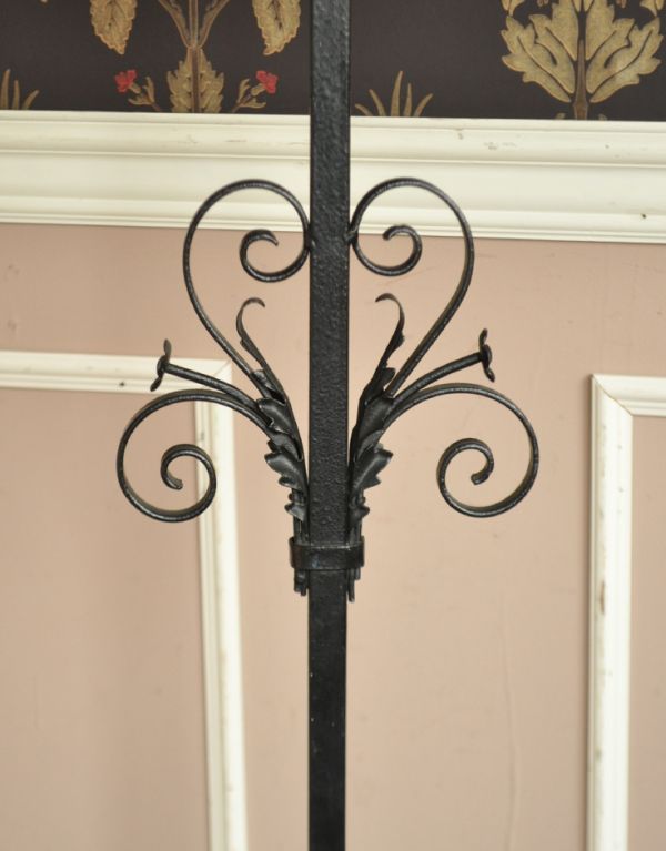 スタンドライト　照明・ライティング　エレガントな白い布シェードの照明、アイアンのアンティークフロアランプ。スタンドの中央には、このような装飾が入っています。(d-999-f)