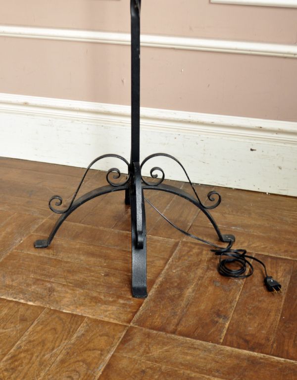 スタンドライト　照明・ライティング　エレガントな白い布シェードの照明、アイアンのアンティークフロアランプ。しっかり支える安定した土台です。(d-999-f)