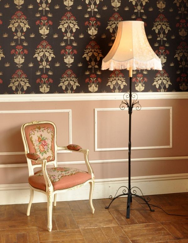 スタンドライト　照明・ライティング　エレガントな白い布シェードの照明、アイアンのアンティークフロアランプ。背の高いフロアランプ。(d-999-f)