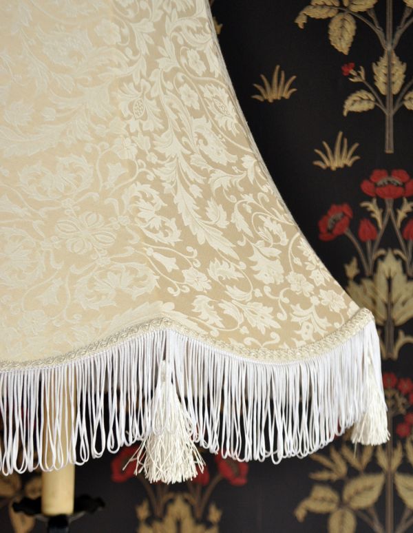 スタンドライト　照明・ライティング　エレガントな白い布シェードの照明、アイアンのアンティークフロアランプ。エレガントな光沢のある生地を使って仕上げたシェード。(d-999-f)