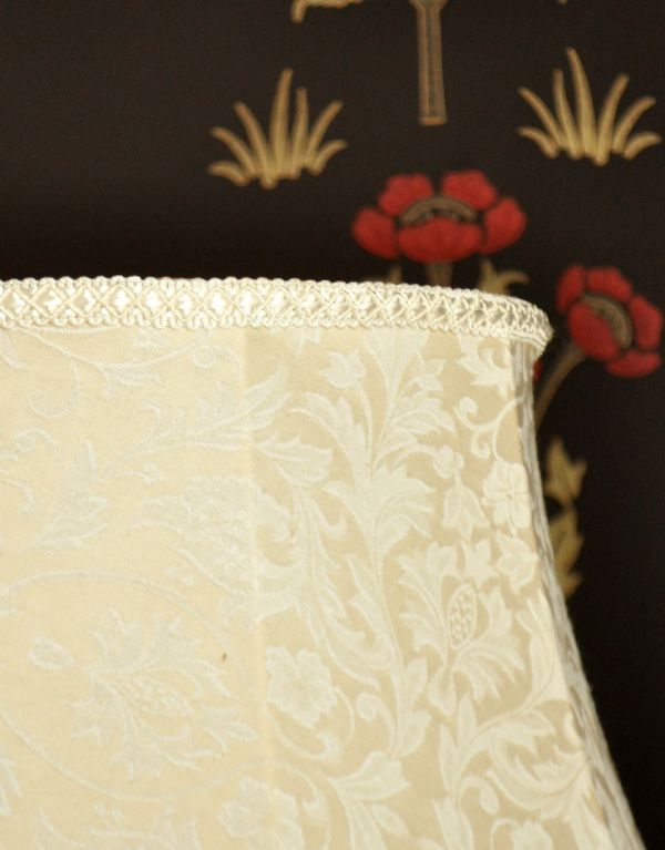 スタンドライト　照明・ライティング　エレガントな白い布シェードの照明、アイアンのアンティークフロアランプ。シェードのトップの縁取りも可愛らしいです。(d-999-f)