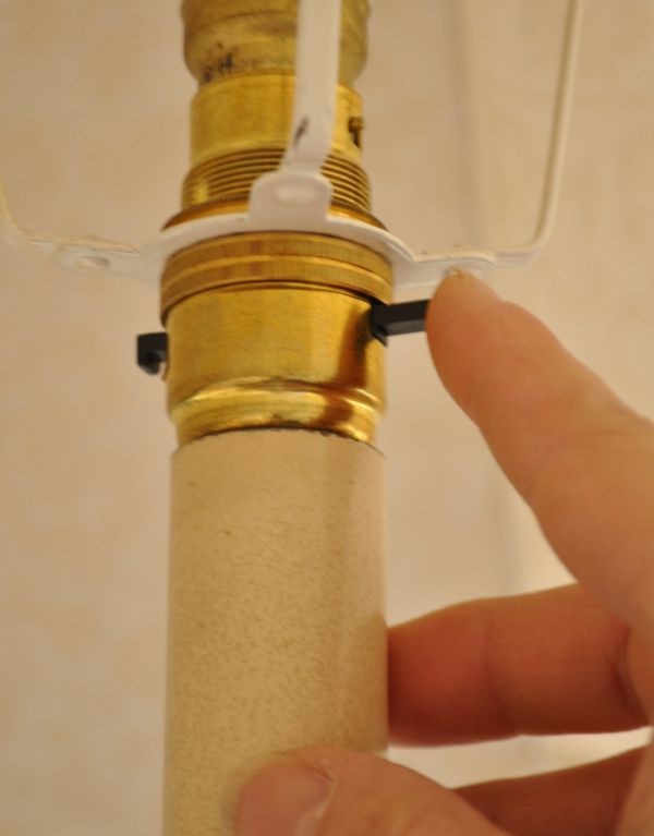 スタンドライト　照明・ライティング　エレガントな白い布シェードの照明、アイアンのアンティークフロアランプ。スイッチはソケットの下にあります。(d-999-f)