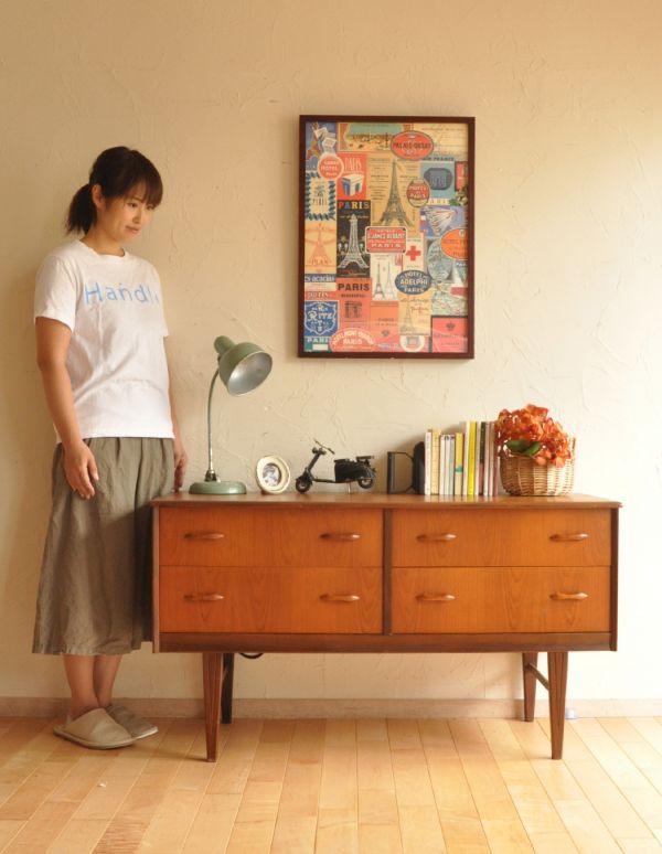 アンティークのチェスト　アンティーク家具　ヴィンテージの北欧テイストのインテリア、４杯引き出しのサイドボードチェスト。サイドボードの中ではとてもコンパクト！寝室やダイニング、アパートやマンションのリビングにもオススメです。(e-288-f-1)