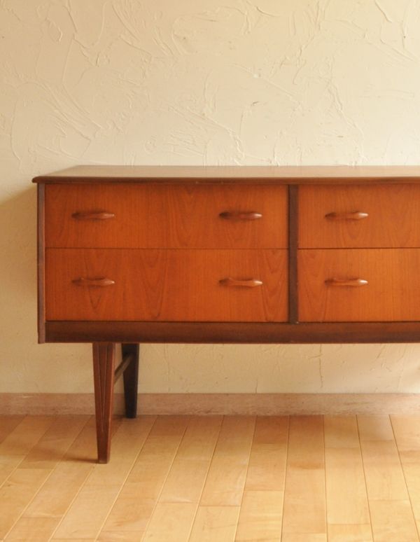 アンティークのチェスト　アンティーク家具　ヴィンテージの北欧テイストのインテリア、４杯引き出しのサイドボードチェスト。スッキリとかっこいいデザインが特徴のサイドボード。(e-288-f-1)