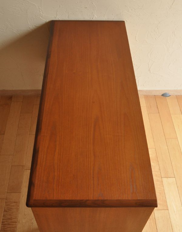 アンティークのチェスト　アンティーク家具　ヴィンテージの北欧テイストのインテリア、４杯引き出しのサイドボードチェスト。天板もキレイに塗装を仕上げました。(e-288-f-1)