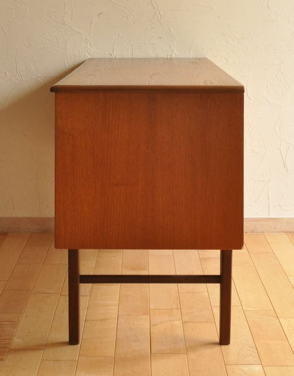 アンティークのチェスト　アンティーク家具　ヴィンテージの北欧テイストのインテリア、４杯引き出しのサイドボードチェスト。サイドから見てもキレイな状態です。(e-288-f-1)