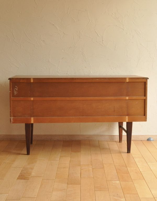 アンティークのチェスト　アンティーク家具　ヴィンテージの北欧テイストのインテリア、４杯引き出しのサイドボードチェスト。きちんとメンテナンスしているので後ろから見ても美しいです。(e-288-f-1)