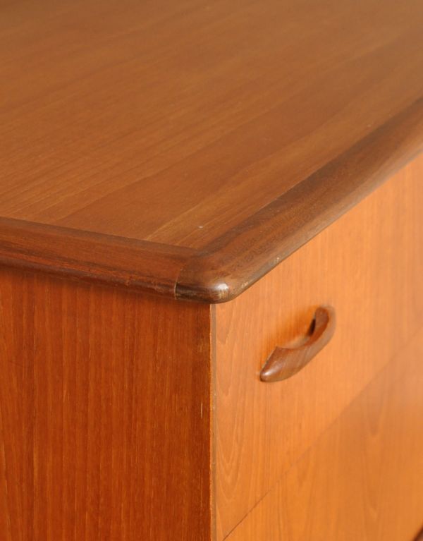 アンティークのチェスト　アンティーク家具　ヴィンテージの北欧テイストのインテリア、４杯引き出しのサイドボードチェスト。角が丸く取られているので安心です。(e-288-f-1)