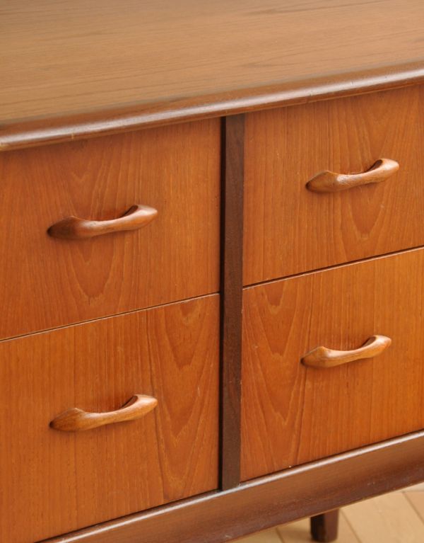 アンティークのチェスト　アンティーク家具　ヴィンテージの北欧テイストのインテリア、４杯引き出しのサイドボードチェスト。シンプルでカッコいい取っ手。(e-288-f-1)