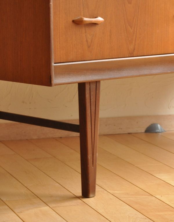 アンティークのチェスト　アンティーク家具　ヴィンテージの北欧テイストのインテリア、４杯引き出しのサイドボードチェスト。脚はすっきりしたデザインです。(e-288-f-1)