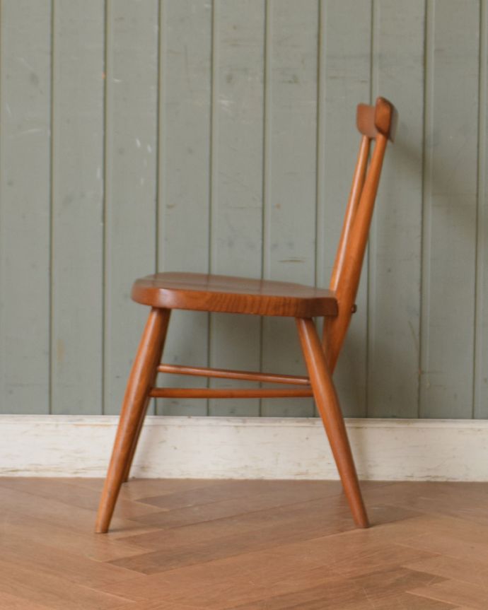 アーコールチェア アンティーク チェア 人気の北欧ヴィンテージ家具、アーコール シングルバックチェア(スタッキングチェア)。どこから眺めてもスッキリしていて、現代の家具ともすんなり溶け込んで相性バツグンなのが人気の秘密。(ear-11-a-1)