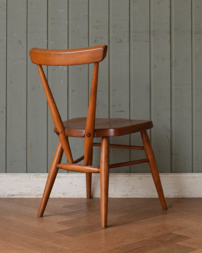 アーコールチェア アンティーク チェア 人気の北欧ヴィンテージ家具、アーコール シングルバックチェア(スタッキングチェア)。後ろ姿もデザイン性があって可愛いチェア。(ear-11-a-1)