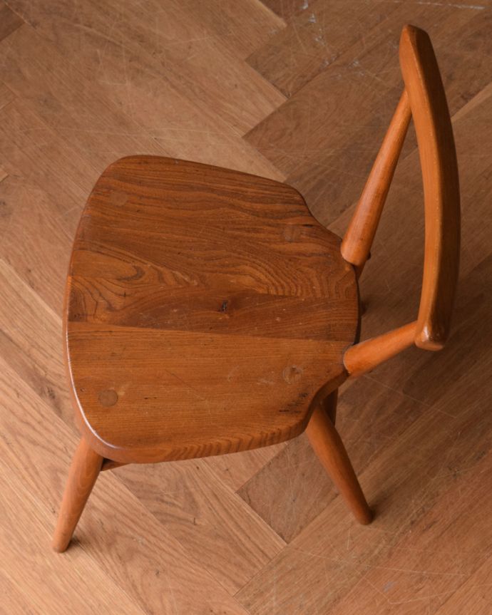 アーコールチェア アンティーク チェア 人気の北欧ヴィンテージ家具、アーコール シングルバックチェア(スタッキングチェア)。座りやすい座面。(ear-11-a-1)