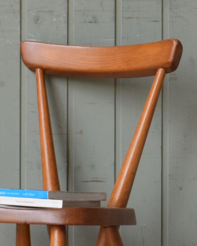 アーコールチェア アンティーク チェア 人気の北欧ヴィンテージ家具、アーコール シングルバックチェア(スタッキングチェア)。キズや汚れ、木目や色は1脚1脚微妙に違いますが、どれもキレイに仕上げています。(ear-11-a-1)