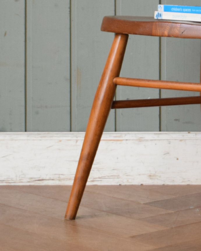 アーコールチェア アンティーク チェア 人気の北欧ヴィンテージ家具、アーコール シングルバックチェア(スタッキングチェア)。スラッと伸びた脚。(ear-11-a-1)