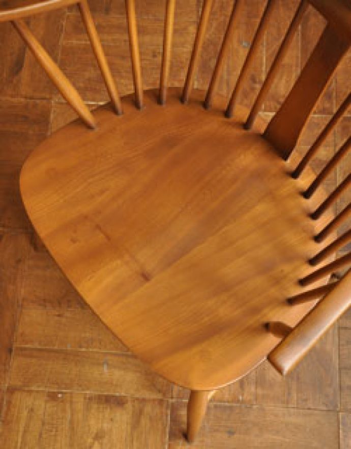 アーコールチェア　アンティーク チェア　レアな北欧テイストヴィンテージ家具、アーコール チェアメイカーズ チェア。座面は広々としていて、座っていても疲れません。(ear-14-k)