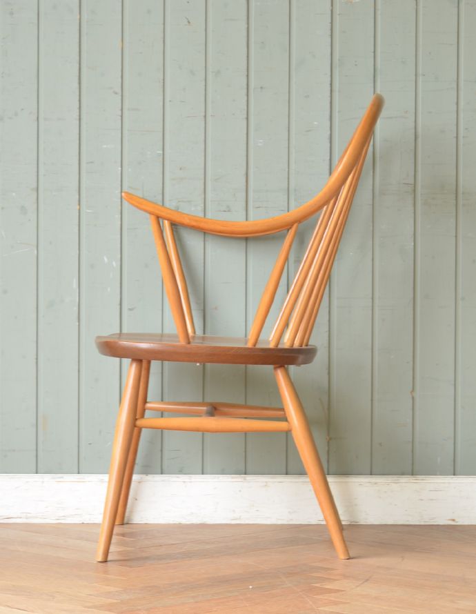 アーコールチェア　アンティーク チェア　人気の北欧ヴィンテージ家具、アーコールアーム（肘置き）付きチェア。どこから眺めてもスッキリしていて、現代の家具ともすんなり溶け込んで相性バツグンなのが人気の秘密。(ear-16-a)