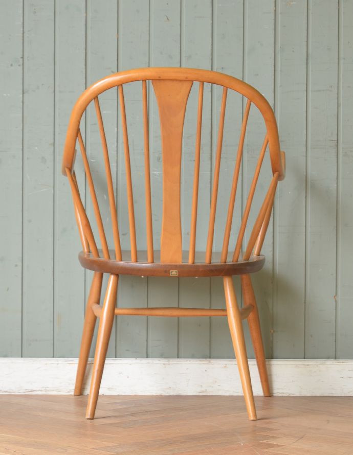 アーコールチェア　アンティーク チェア　人気の北欧ヴィンテージ家具、アーコールアーム（肘置き）付きチェア。後ろから見ても絵になってしまうんです。(ear-16-a)