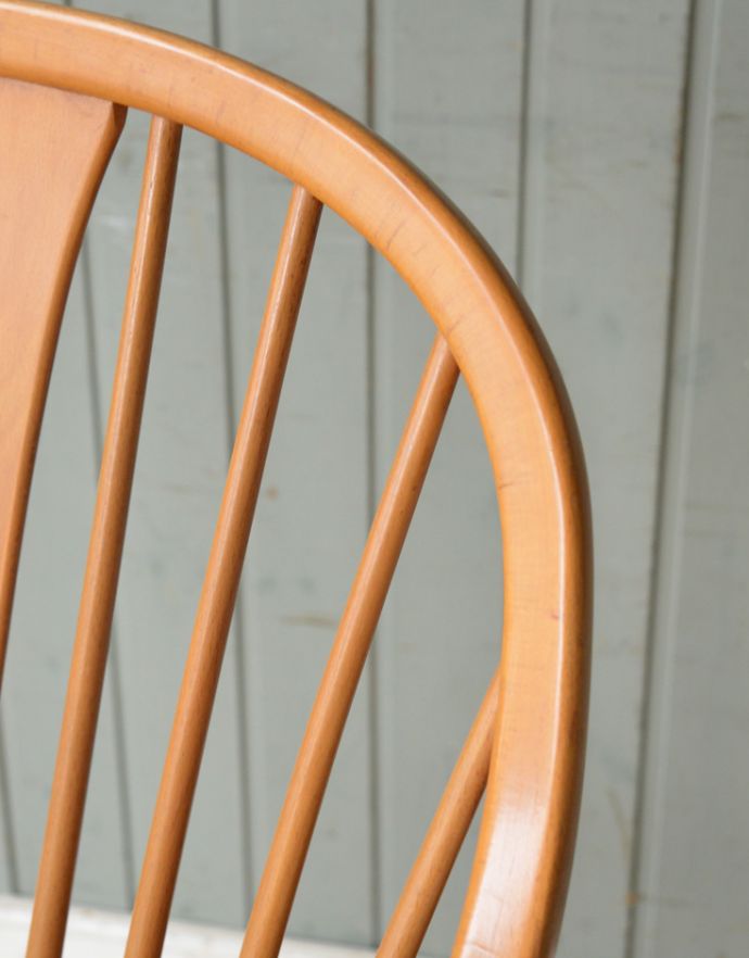 アーコールチェア　アンティーク チェア　人気の北欧ヴィンテージ家具、アーコールアーム（肘置き）付きチェア。キズや汚れ、木目や色は1脚1脚微妙に違いますが、どれもキレイに仕上げています。(ear-16-a)