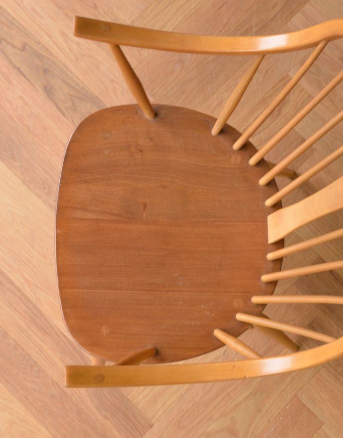 アーコールチェア　アンティーク チェア　人気の北欧ヴィンテージ家具、アーコールアーム（肘置き）付きチェア。広々としていて、座りやすい座面。(ear-16-a)