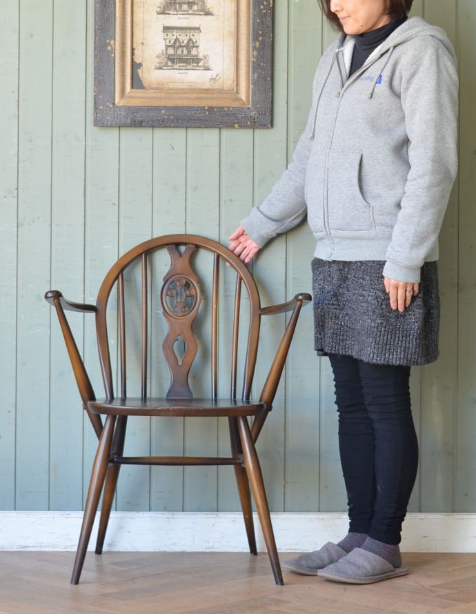 アーコールチェア　アンティーク チェア　北欧スタイルのヴィンテージ椅子、ホイールバックアームチェア。チョコレートのような濃い茶色は、寝室や書斎など落ち着いたお部屋にもオススメです。(ear-18a-c)