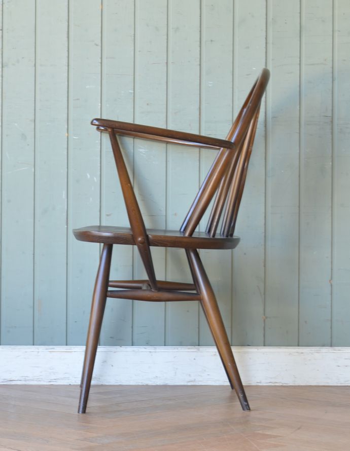 アーコールチェア　アンティーク チェア　北欧スタイルのヴィンテージ椅子、ホイールバックアームチェア。どこから眺めてもスッキリしていて、現代の家具ともすんなり溶け込んで相性バツグンなのが人気の秘密。(ear-18a-c)