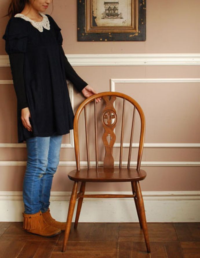 アーコールチェア　アンティーク チェア　北欧テイストのヴィンテージチェア、アーコール ホイールバックチェア（ラージ）。このアーコールはハの字に広がった脚がポイント。(ear-18l-k)