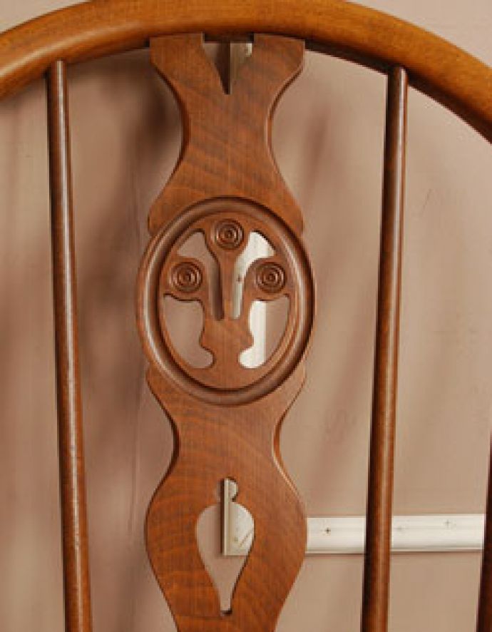 アーコールチェア　アンティーク チェア　北欧テイストのヴィンテージチェア、アーコール ホイールバックチェア（ラージ）。背中のラインにはアーコールの象徴とも言えるアザミの花（シスル）の装飾が透かし彫りされています。(ear-18l-k)