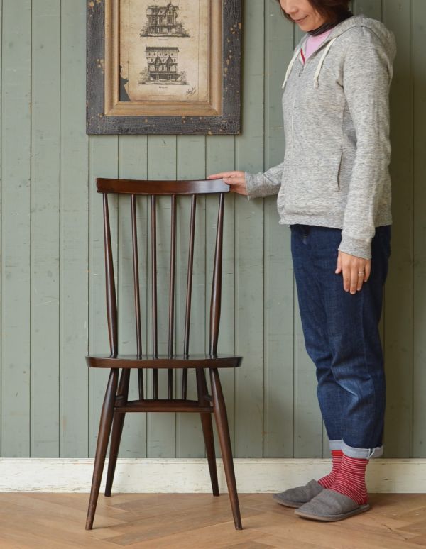 アーコールチェア　アンティーク チェア　背もたれが印象的なアーコールチェア、めずらしいチョコ色のハイスティックバックチェア。シンプルに見えますが、なかなか現代のものでは見かけないハイセンスなデザイン。(ear-3h-c)