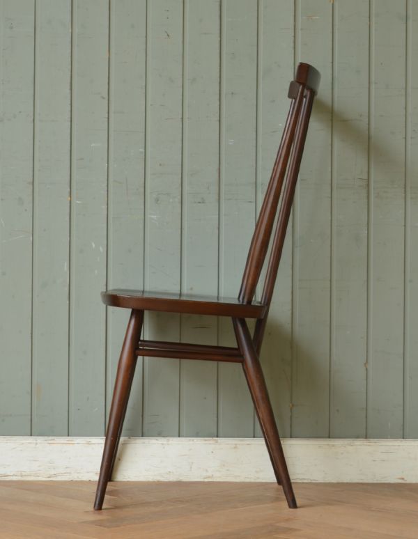 アーコールチェア　アンティーク チェア　背もたれが印象的なアーコールチェア、めずらしいチョコ色のハイスティックバックチェア。キズや汚れ、木目や色は1脚1脚微妙に違いますが、どれもキレイに仕上げています。(ear-3h-c)