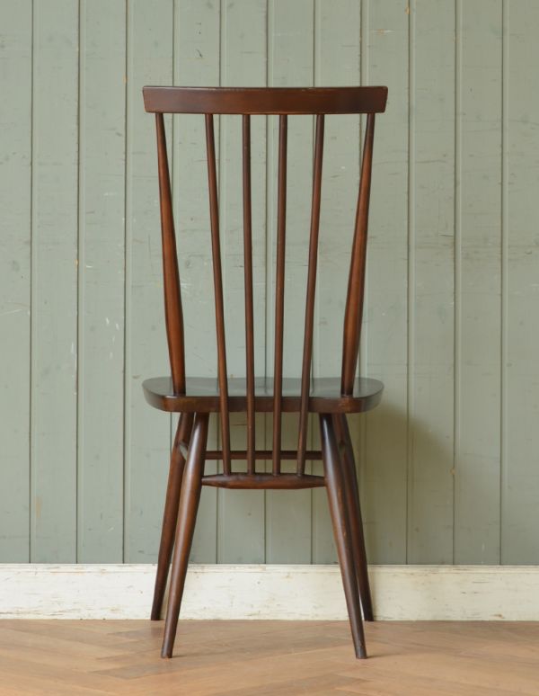 アーコールチェア　アンティーク チェア　背もたれが印象的なアーコールチェア、めずらしいチョコ色のハイスティックバックチェア。後ろから見ても絵になってしまうんです。(ear-3h-c)