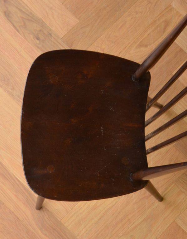 アーコールチェア　アンティーク チェア　背もたれが印象的なアーコールチェア、めずらしいチョコ色のハイスティックバックチェア。広々としていて、座りやすい座面。(ear-3h-c)