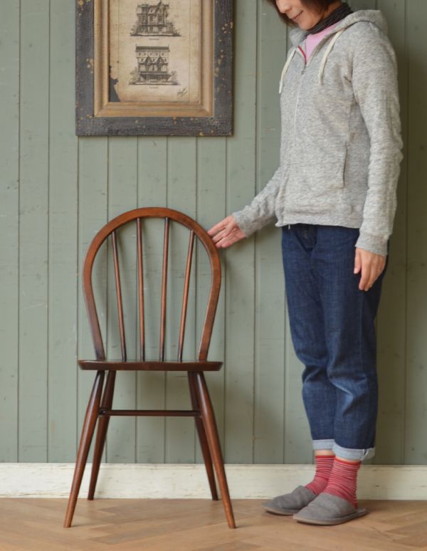 アーコールチェア　アンティーク チェア　シンプルなアンティークチェア、アーコールフープバックチェア（４本タイプ）。ラインが４本なので、より背中が丸く見えてとっても可愛いフープバックチェア。(ear-4-k)