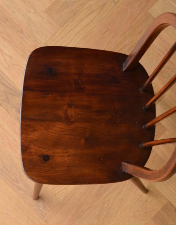 アーコールチェア　アンティーク チェア　シンプルなアンティークチェア、アーコールフープバックチェア（４本タイプ）。広々としていて、座りやすい座面。(ear-4-k)