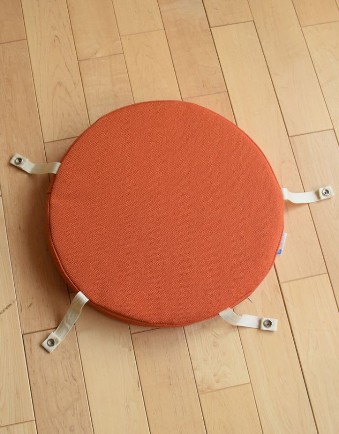 Handleオリジナル アンティーク チェア Handleオリジナルのアーコール用クッション(オレンジ色)。こちらは、裏面です。(ear-50)