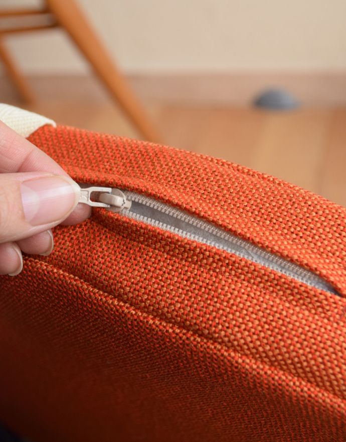 Handleオリジナル アンティーク チェア Handleオリジナルのアーコール用クッション(オレンジ色)。カバーは取り外しができて、洗えるので、清潔に使うことができますよ。(ear-50)