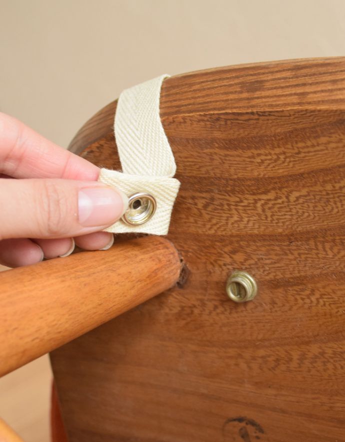 Handleオリジナル アンティーク チェア Handleオリジナルのアーコール用クッション(オレンジ色)。座クッションの4ヶ所についたテープの先には、ボタンがあります。(ear-50)