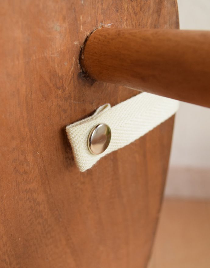 Handleオリジナル アンティーク チェア Handleオリジナルのアーコール用クッション(オレンジ色)。留めるとこんな感じ。(ear-50)