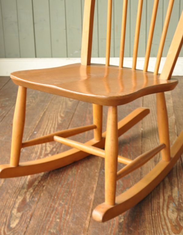 アーコールチェア　アンティーク チェア　アーコール社のアンティークチェア、フープバックロッキングチェア（タグ有り）。キズや汚れ、木目や色は1脚1脚微妙に違いますが、どれもキレイに仕上げています。(ear-5r-a)