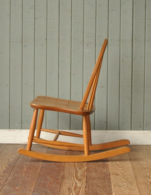 アーコールチェア　アンティーク チェア　アーコール社のアンティークチェア、フープバックロッキングチェア（タグ有り）。ハの字の脚は横から見てもカワイイ！優れたデザインのチェアです。(ear-5r-a)