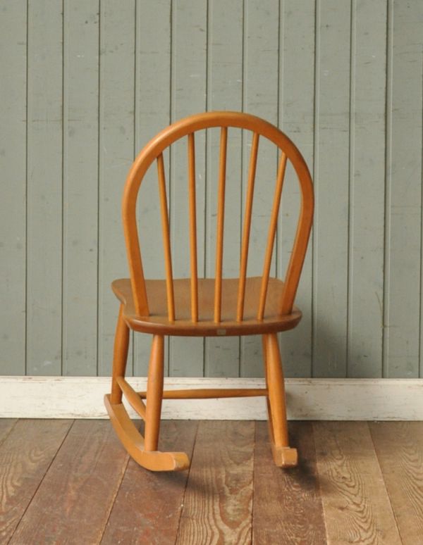 アーコールチェア　アンティーク チェア　アーコール社のアンティークチェア、フープバックロッキングチェア（タグ有り）。後ろから見ても絵になるアーコール。(ear-5r-a)