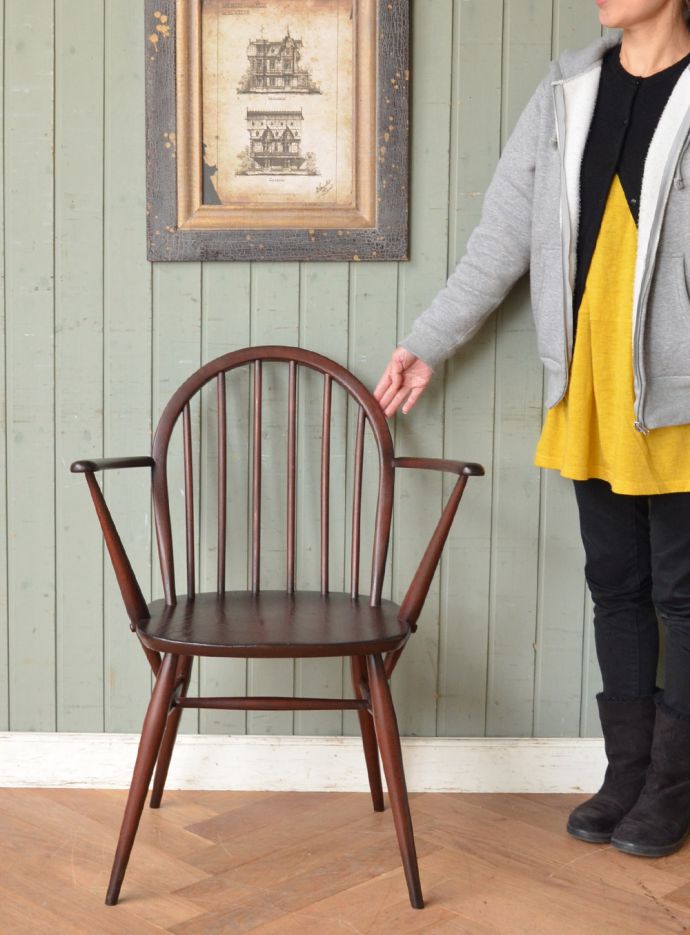 アーコールチェア　アンティーク チェア　肘掛付きのシンプルな椅子、アンティーク アーコール フープバックアームチェア(６本タイプ)。このアーコールはハの字に広がった脚がポイント。(ear-6a-k)